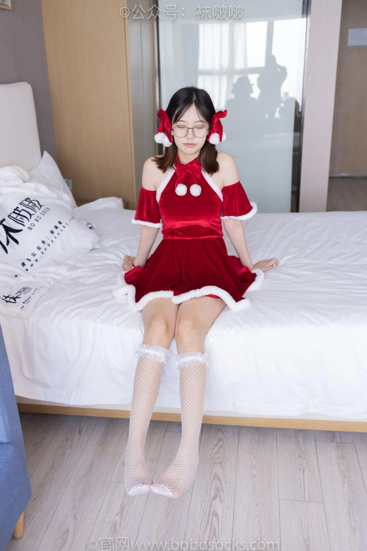 [BoBoSocks袜啵啵]NO.043 小甜豆-圣诞服、平底鞋、高跟鞋、白色渔网袜 [165P]插图1